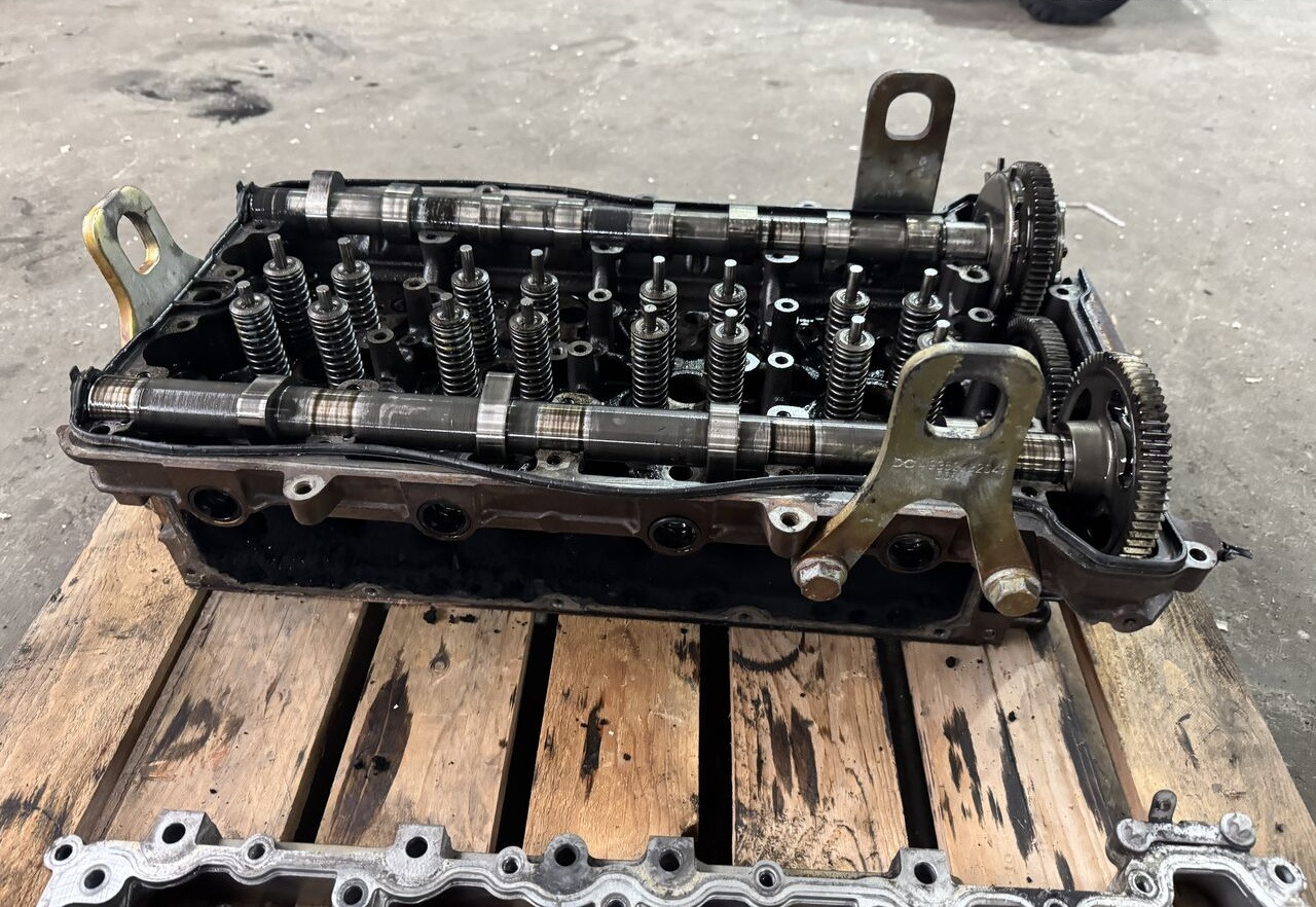 Mercedes-Benz Atego III E6 - Motor fej - Teherautó: 1 kép. Mercedes-Benz Atego III E6 - Motor fej - Teherautó: 1 kép.