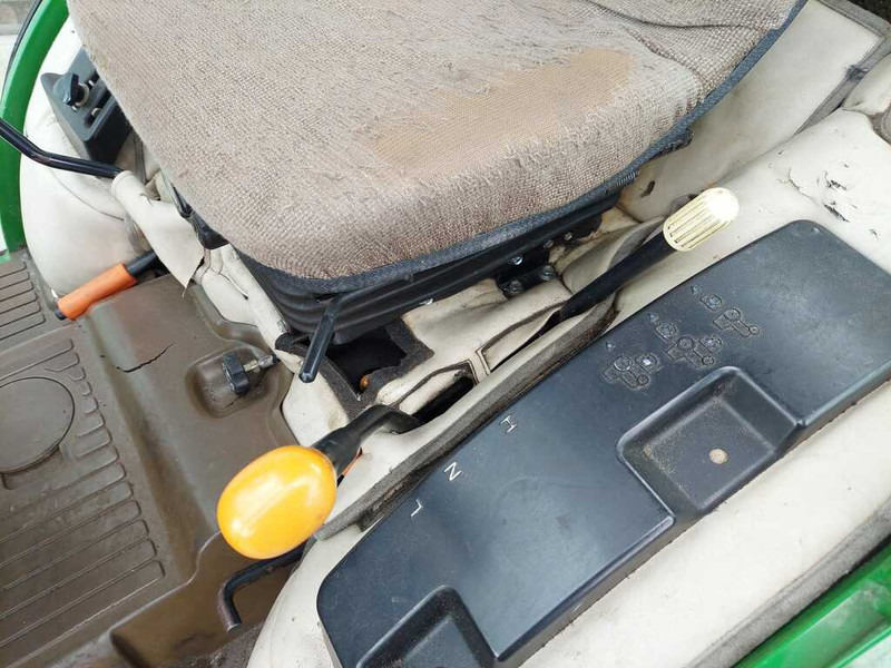 Kistraktor John Deere 2320: 8 kép.