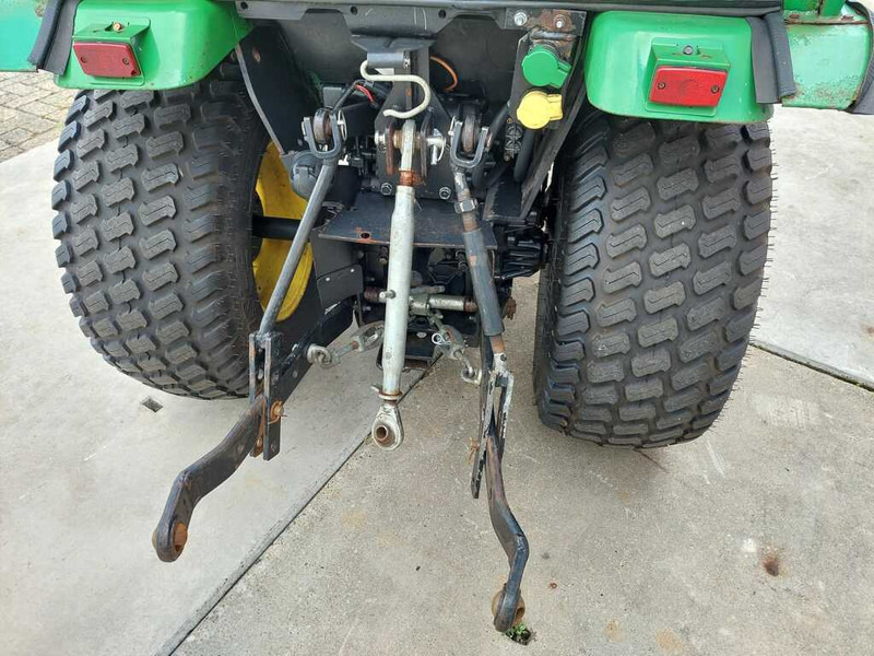 Kistraktor John Deere 2320: 6 kép.