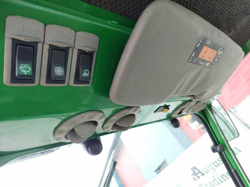 Kistraktor John Deere 2320: 9 kép.