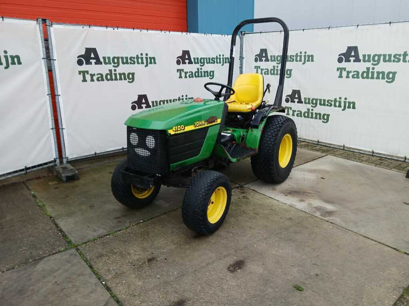 John Deere 4100 - Traktor: 1 kép. John Deere 4100 - Traktor: 1 kép.