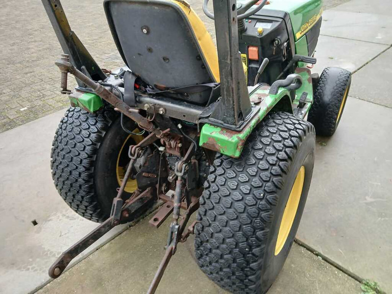 John Deere 4100 - Traktor: 5 kép. John Deere 4100 - Traktor: 5 kép.