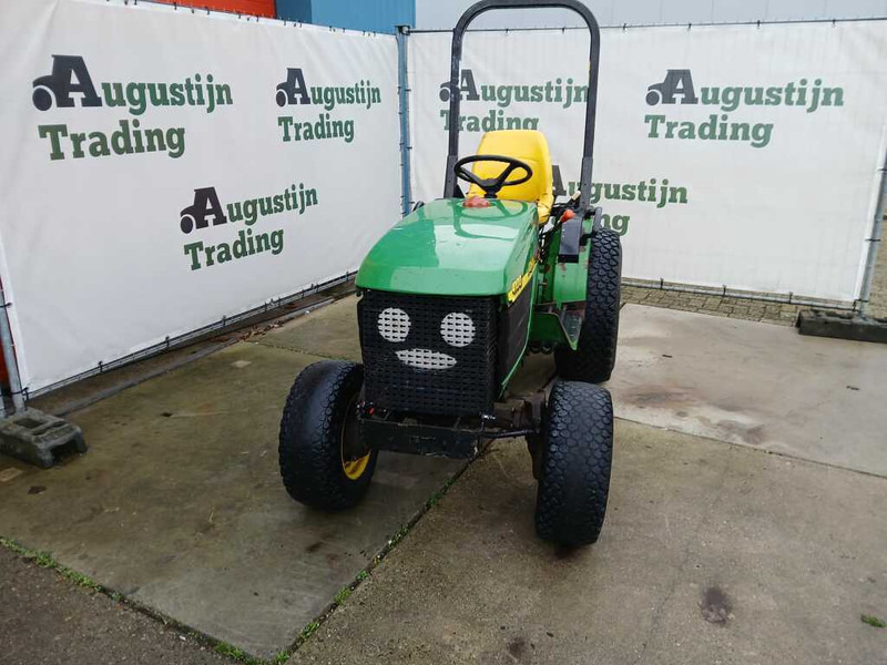 John Deere 4100 - Traktor: 4 kép. John Deere 4100 - Traktor: 4 kép.