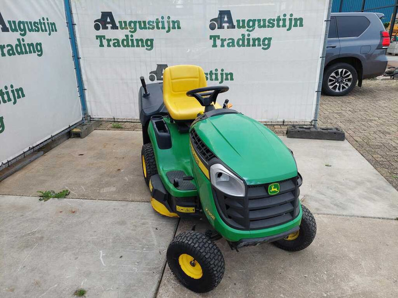 John Deere X 135R - Kerti fűkasza: 1 kép. John Deere X 135R - Kerti fűkasza: 1 kép.