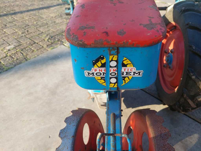 Monosem Maisplanter - Vetőgép: 2 kép. Monosem Maisplanter - Vetőgép: 2 kép.