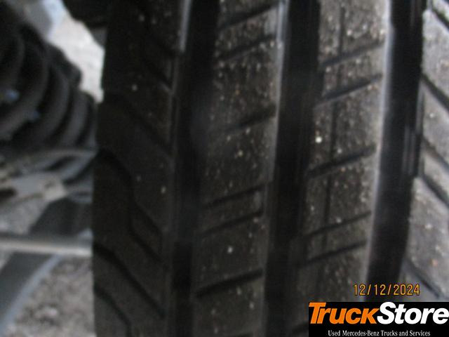 FUSO Canter 3C15 - Dobozos kisteherautó: 5 kép. FUSO Canter 3C15 - Dobozos kisteherautó: 5 kép.