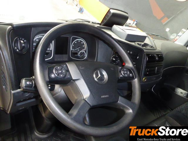 Mercedes-Benz Atego 818 L - Platós kisteherautó: 4 kép. Mercedes-Benz Atego 818 L - Platós kisteherautó: 4 kép.