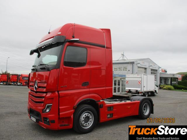 Mercedes-Benz Actros 1848 LS - Nyergesvontató: 1 kép. Mercedes-Benz Actros 1848 LS - Nyergesvontató: 1 kép.
