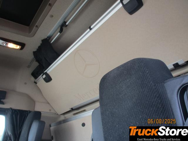 Mercedes-Benz Actros 1848 LS - Nyergesvontató: 2 kép. Mercedes-Benz Actros 1848 LS - Nyergesvontató: 2 kép.