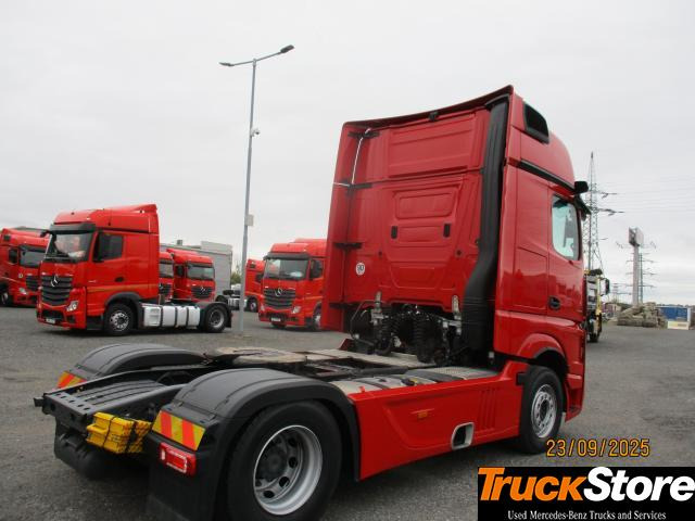 Mercedes-Benz Actros 1848 LS - Nyergesvontató: 3 kép. Mercedes-Benz Actros 1848 LS - Nyergesvontató: 3 kép.