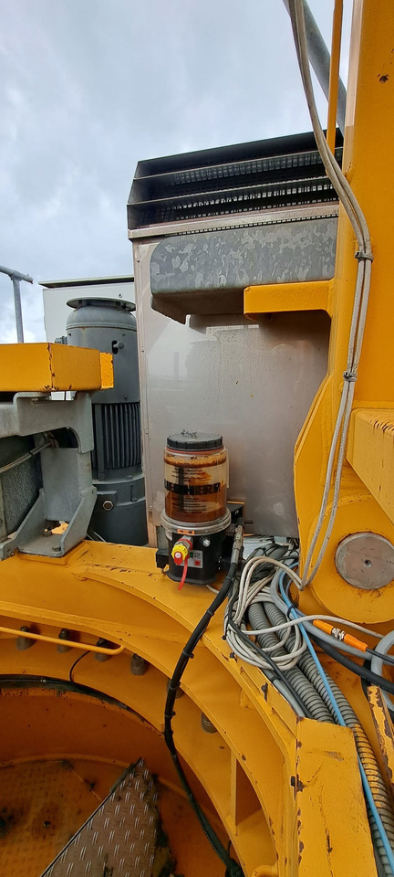 Liebherr 250EC-B12 Litronic - Toronydaru: 1 kép. Liebherr 250EC-B12 Litronic - Toronydaru: 1 kép.
