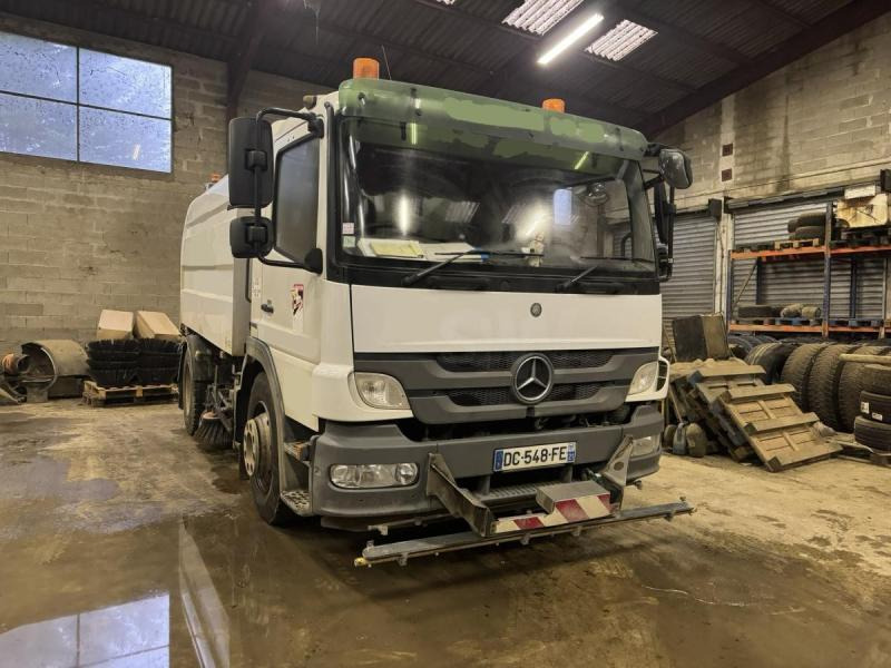Mercedes Atego 1524 - Utcaseprő gép: 1 kép. Mercedes Atego 1524 - Utcaseprő gép: 1 kép.