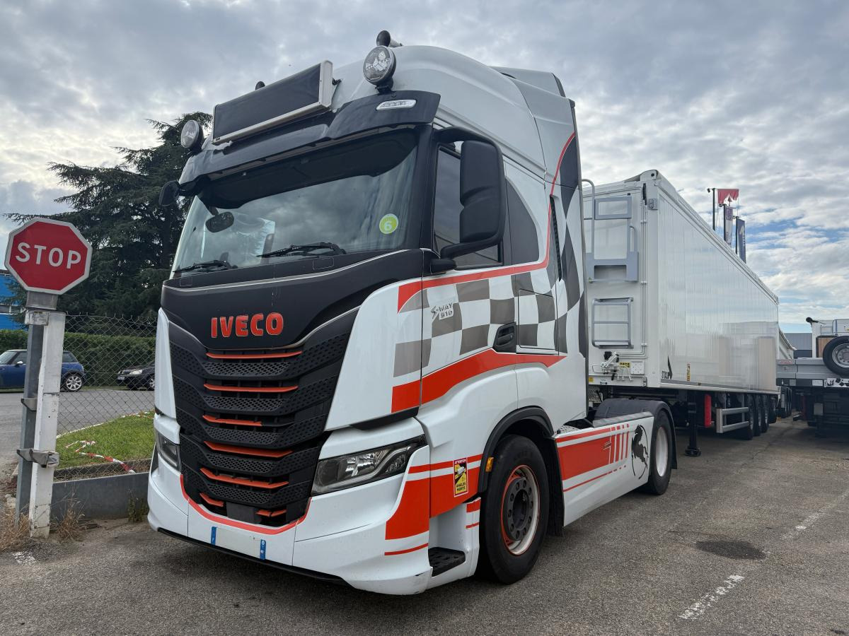 Iveco S-WAY 510 - Nyergesvontató: 3 kép. Iveco S-WAY 510 - Nyergesvontató: 3 kép.