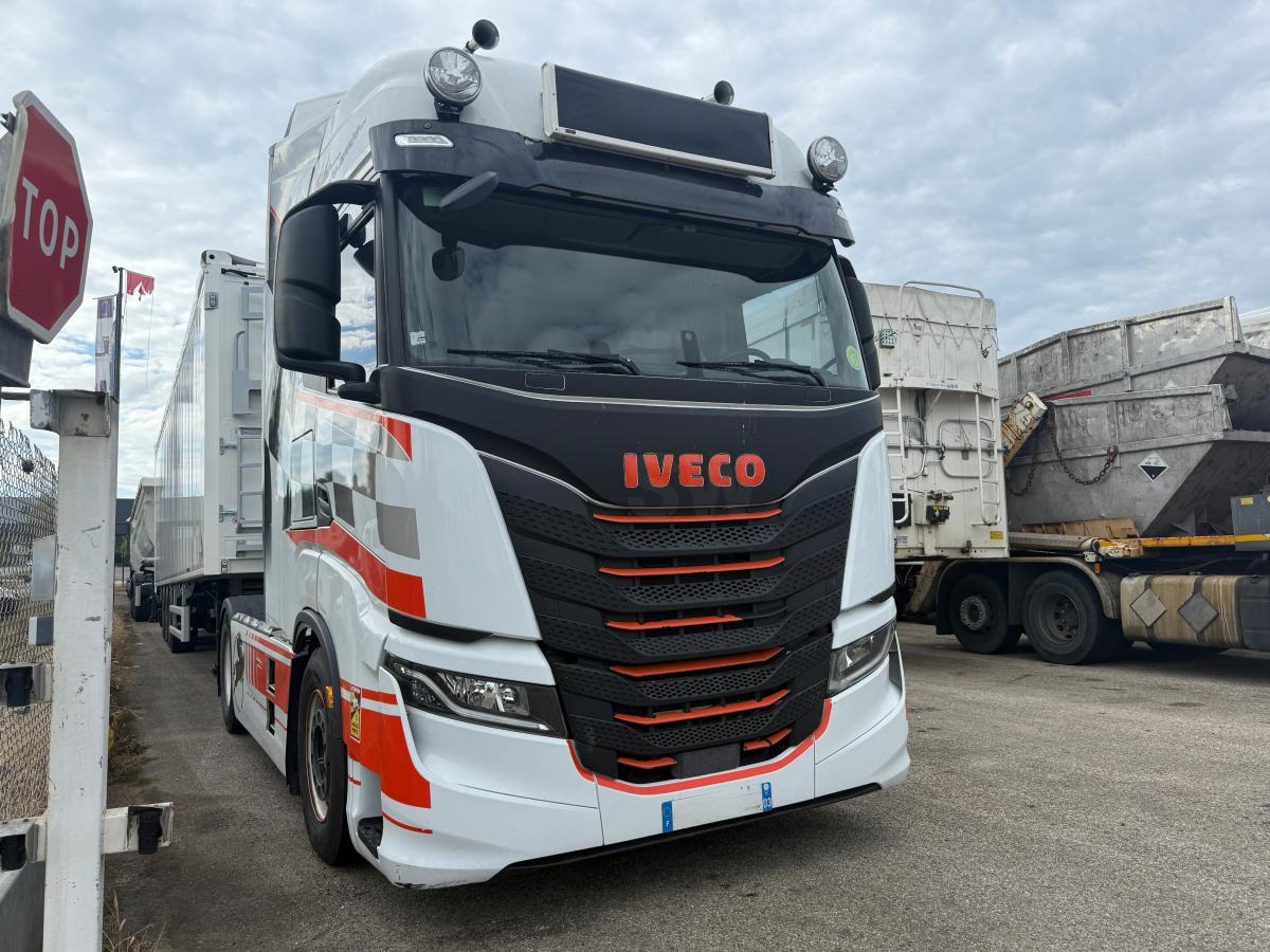Iveco S-WAY 510 - Nyergesvontató: 4 kép. Iveco S-WAY 510 - Nyergesvontató: 4 kép.