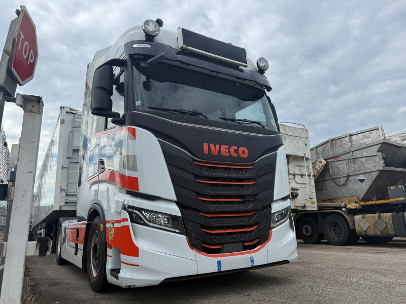 Iveco S-WAY 510 - Nyergesvontató: 2 kép. Iveco S-WAY 510 - Nyergesvontató: 2 kép.