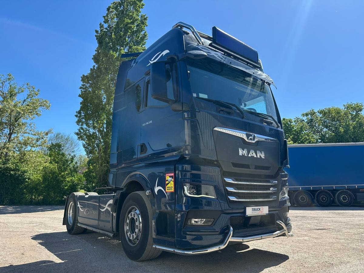 MAN TGX 18.510 - Nyergesvontató: 2 kép. MAN TGX 18.510 - Nyergesvontató: 2 kép.