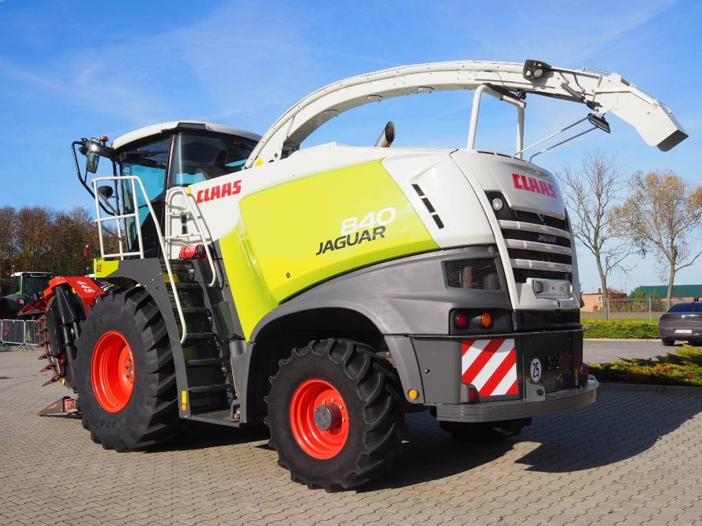 Claas Jaguar 840 4x4 + Kemper 445 - Önjáró szecskázógép: 2 kép. Claas Jaguar 840 4x4 + Kemper 445 - Önjáró szecskázógép: 2 kép.