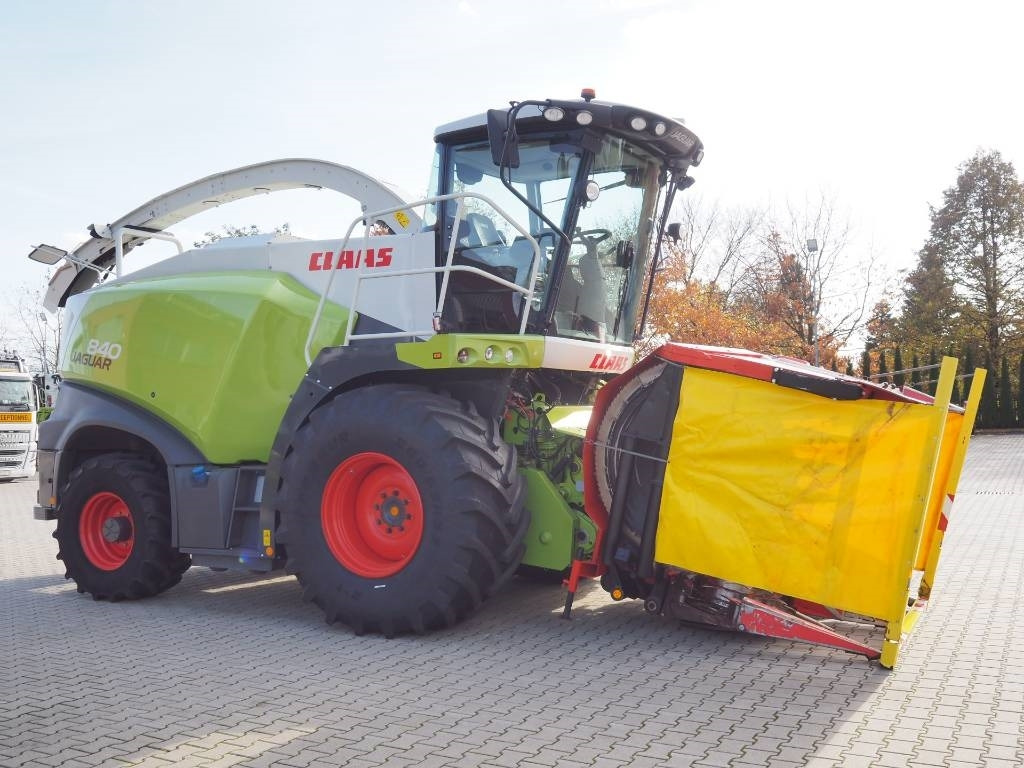 Claas Jaguar 840 4x4 + Kemper 445 - Önjáró szecskázógép: 4 kép. Claas Jaguar 840 4x4 + Kemper 445 - Önjáró szecskázógép: 4 kép.