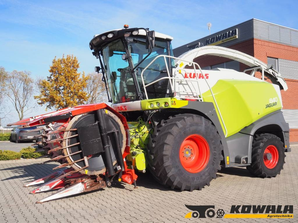 Claas Jaguar 840 4x4 + Kemper 445 - Önjáró szecskázógép: 1 kép. Claas Jaguar 840 4x4 + Kemper 445 - Önjáró szecskázógép: 1 kép.