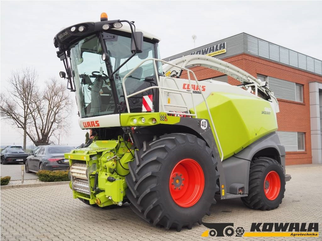 Claas Jaguar 860 4WD - Önjáró szecskázógép: 1 kép. Claas Jaguar 860 4WD - Önjáró szecskázógép: 1 kép.