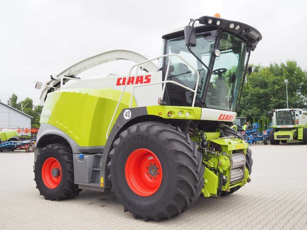 Claas Jaguar 940 4WD - Önjáró szecskázógép: 4 kép. Claas Jaguar 940 4WD - Önjáró szecskázógép: 4 kép.