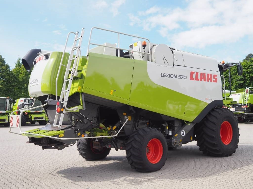 Claas Lexion 570 4WD + V750 - Kombájn: 3 kép. Claas Lexion 570 4WD + V750 - Kombájn: 3 kép.