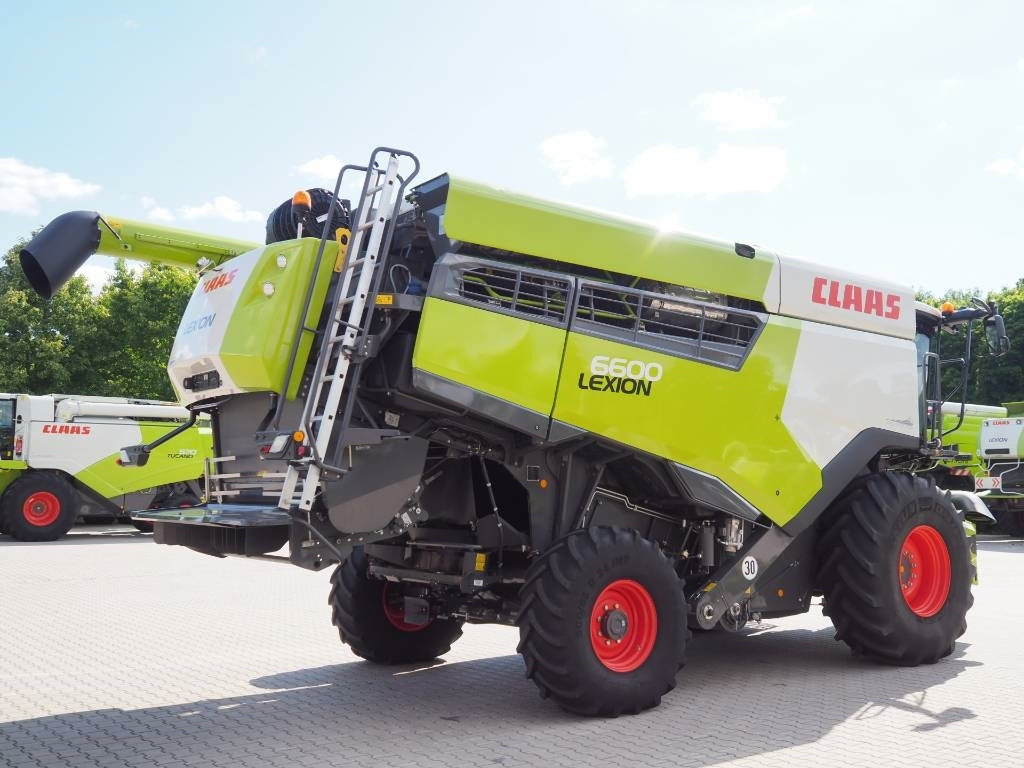 Claas Lexion 6600 + V680 - Kombájn: 3 kép. Claas Lexion 6600 + V680 - Kombájn: 3 kép.