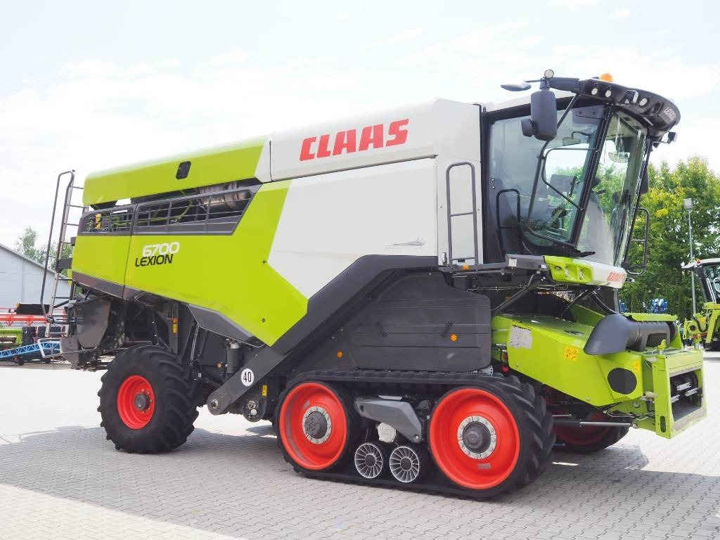 Claas Lexion 6700TT GPS + V930 - Kombájn: 4 kép. Claas Lexion 6700TT GPS + V930 - Kombájn: 4 kép.