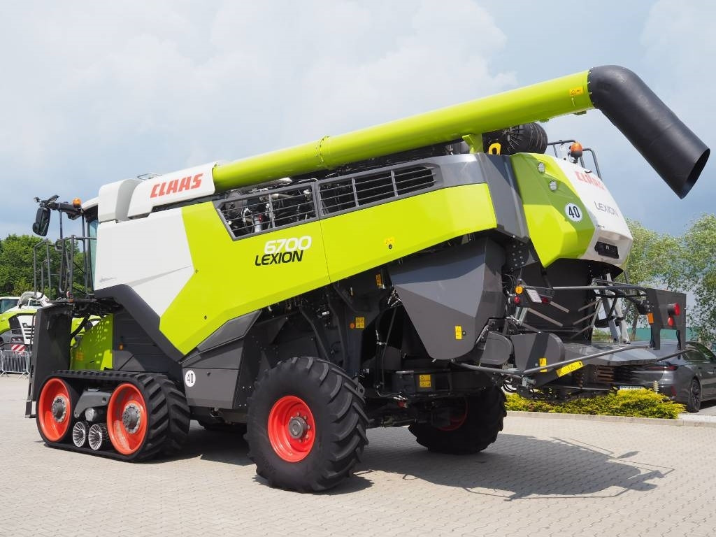 Claas Lexion 6700TT GPS + V930 - Kombájn: 2 kép. Claas Lexion 6700TT GPS + V930 - Kombájn: 2 kép.