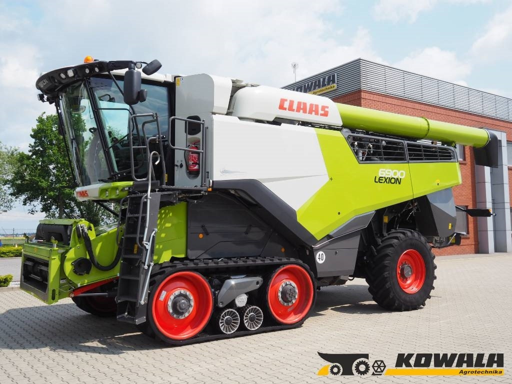 Claas Lexion 6900 TT + V930 - Kombájn: 1 kép. Claas Lexion 6900 TT + V930 - Kombájn: 1 kép.