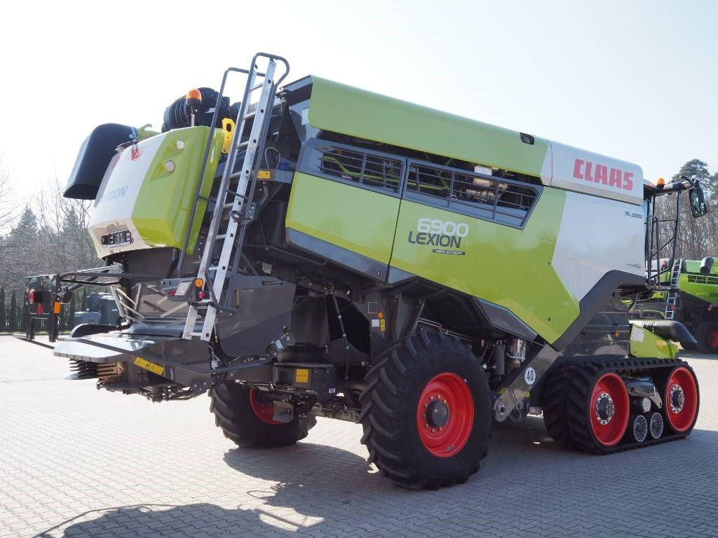 Claas Lexion 6900TT CEMOS + V930 - Kombájn: 3 kép. Claas Lexion 6900TT CEMOS + V930 - Kombájn: 3 kép.
