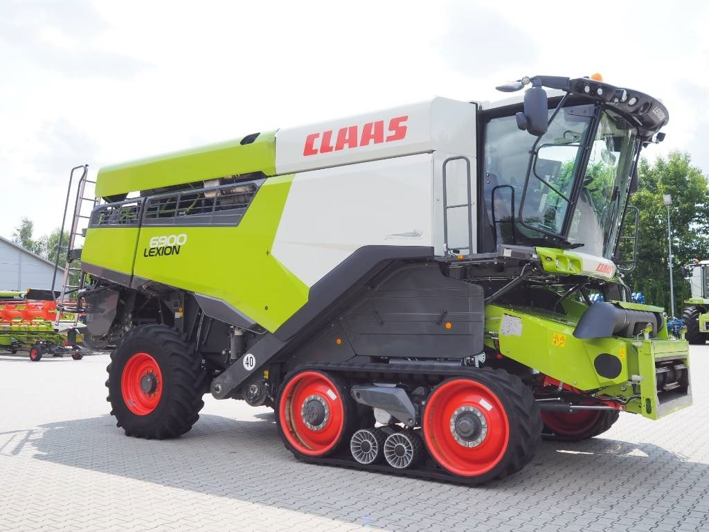 Claas Lexion 6900TT + V770 - Kombájn: 4 kép. Claas Lexion 6900TT + V770 - Kombájn: 4 kép.