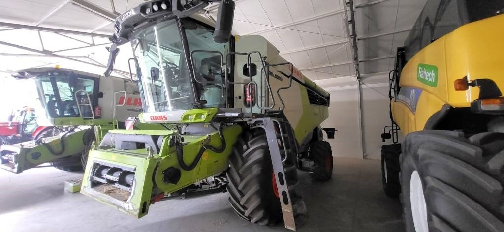 Claas Lexion 7500 + V930 - Kombájn: 2 kép. Claas Lexion 7500 + V930 - Kombájn: 2 kép.