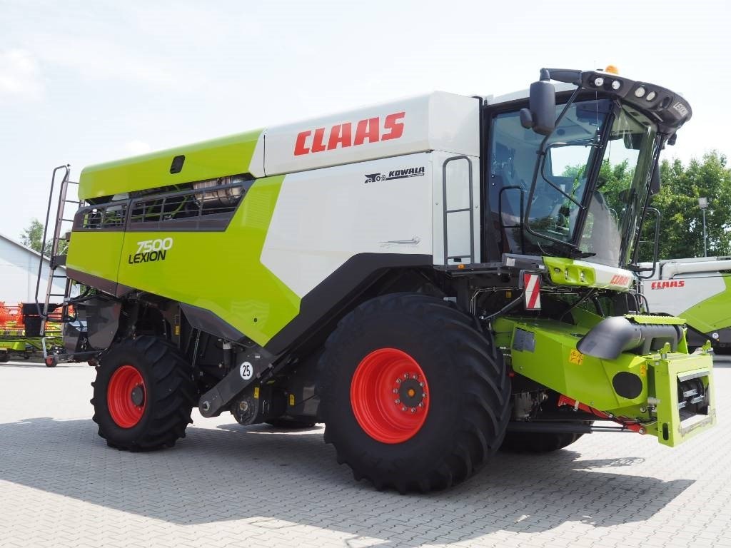 Claas Lexion 7500 + V930 - Kombájn: 4 kép. Claas Lexion 7500 + V930 - Kombájn: 4 kép.