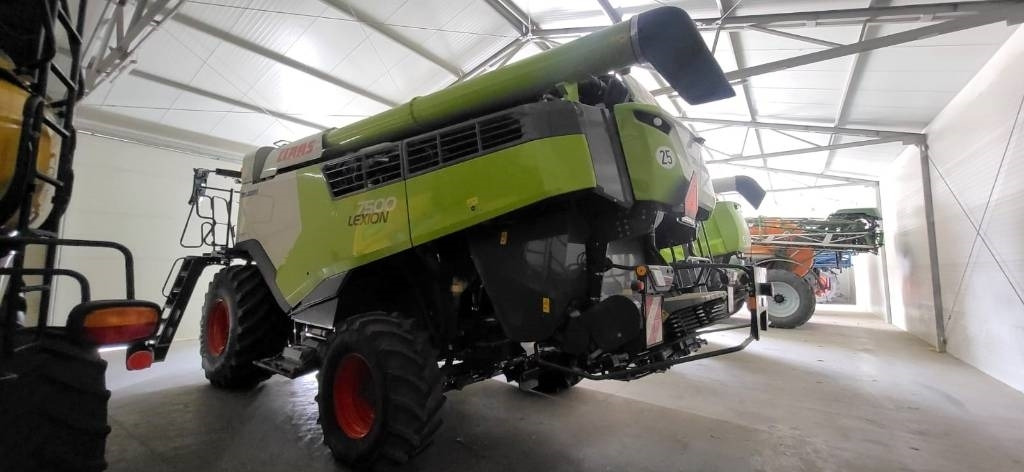 Claas Lexion 7500 + V930 - Kombájn: 3 kép. Claas Lexion 7500 + V930 - Kombájn: 3 kép.
