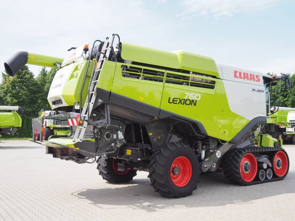 Claas Lexion 760TT + V930 - Kombájn: 2 kép. Claas Lexion 760TT + V930 - Kombájn: 2 kép.