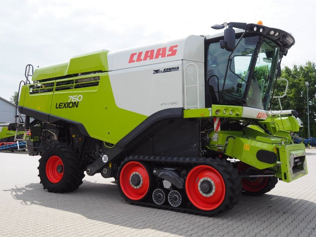 Claas Lexion 760TT + V930 - Kombájn: 4 kép. Claas Lexion 760TT + V930 - Kombájn: 4 kép.