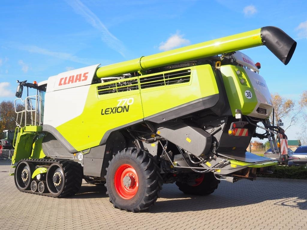 Claas Lexion 770TT 4x4 + V1200 - Kombájn: 2 kép. Claas Lexion 770TT 4x4 + V1200 - Kombájn: 2 kép.