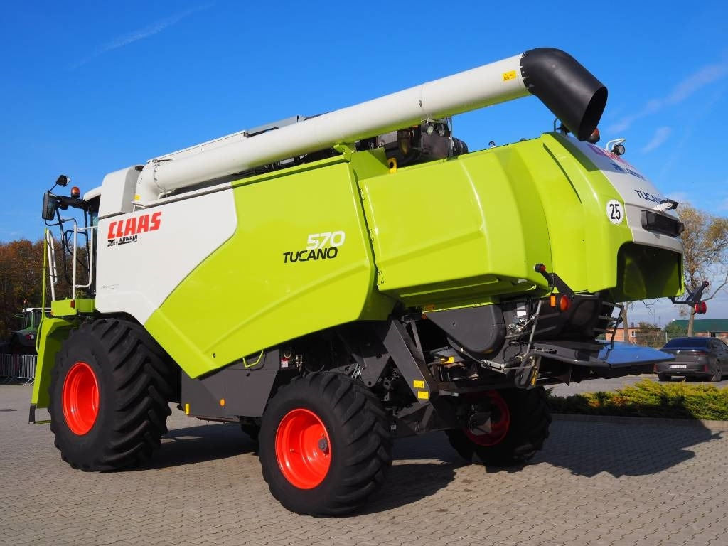 Claas Tucano 570 GPS + V770 - Kombájn: 2 kép. Claas Tucano 570 GPS + V770 - Kombájn: 2 kép.