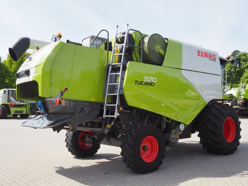 Claas Tucano 570 + V770 - Kombájn: 3 kép. Claas Tucano 570 + V770 - Kombájn: 3 kép.