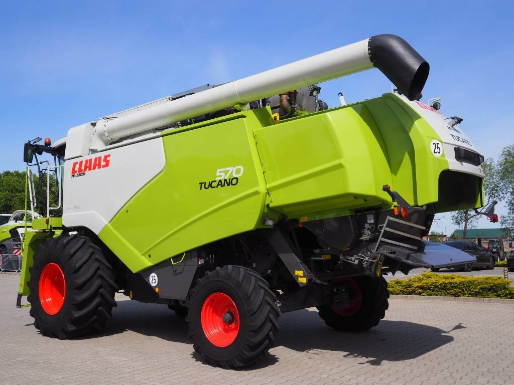 Claas Tucano 570 + V770 - Kombájn: 2 kép. Claas Tucano 570 + V770 - Kombájn: 2 kép.