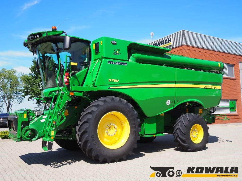John Deere S780 + 730X - Kombájn: 1 kép. John Deere S780 + 730X - Kombájn: 1 kép.