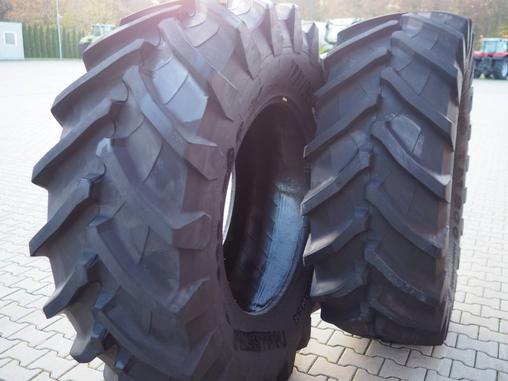 Trelleborg TM 900 600/70 R34 - Gumiabroncs - Mezőgazdasági gépek: 5 kép. Trelleborg TM 900 600/70 R34 - Gumiabroncs - Mezőgazdasági gépek: 5 kép.