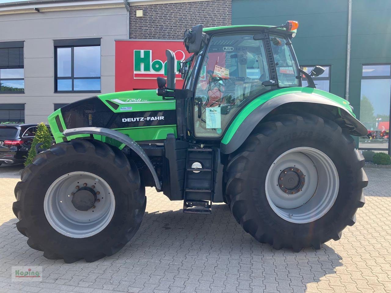 Deutz-Fahr 7250 Agrotron TTV - Traktor: 4 kép. Deutz-Fahr 7250 Agrotron TTV - Traktor: 4 kép.