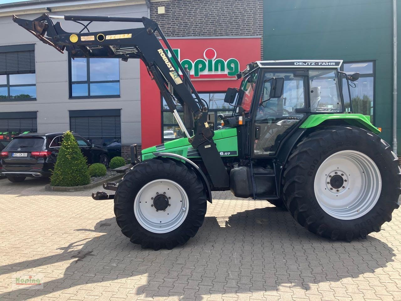 Deutz-Fahr DX 6.07 - Traktor: 2 kép. Deutz-Fahr DX 6.07 - Traktor: 2 kép.