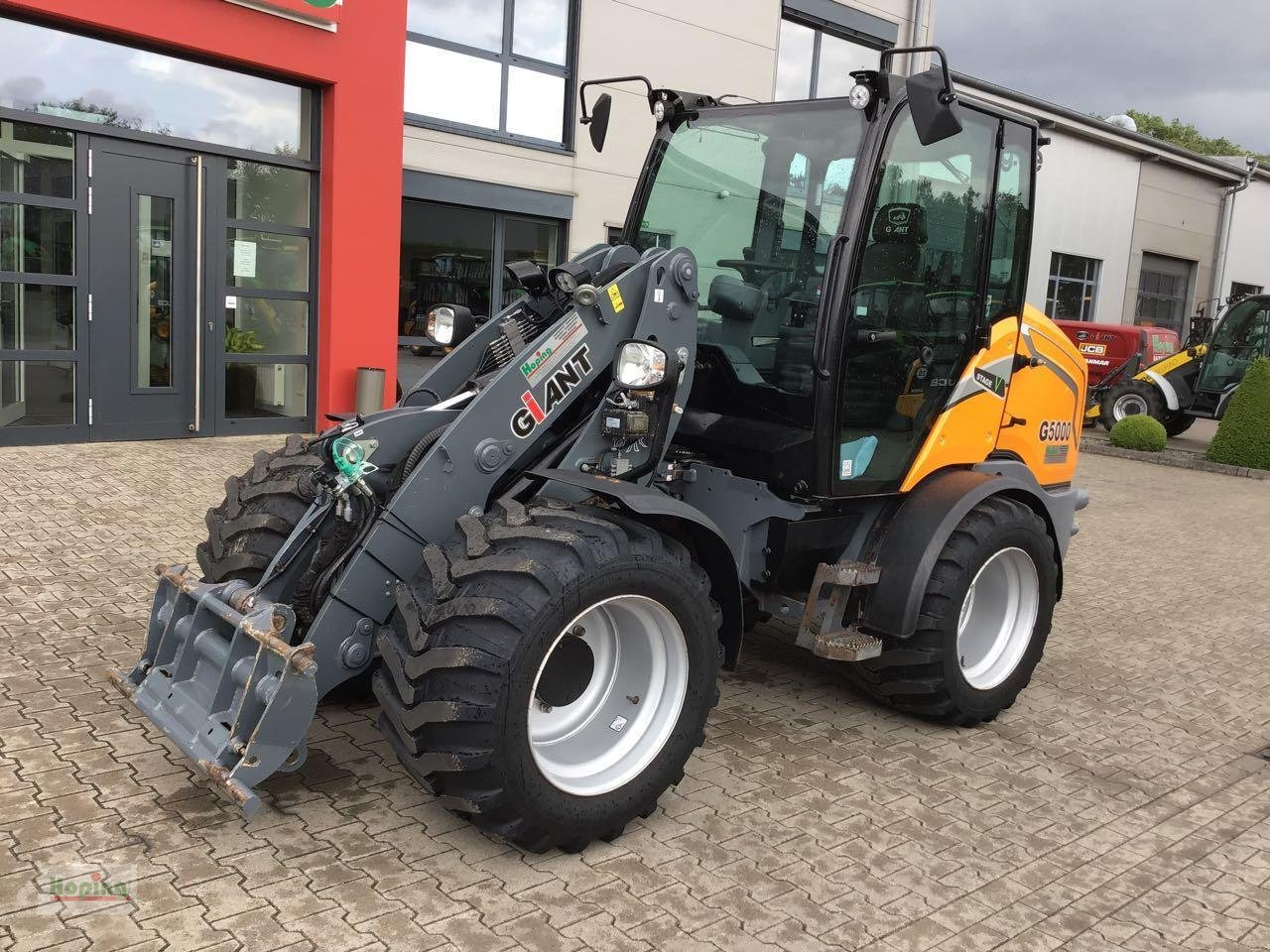 GiANT G5000 - Gumikerekes homlokrakodó: 2 kép. GiANT G5000 - Gumikerekes homlokrakodó: 2 kép.