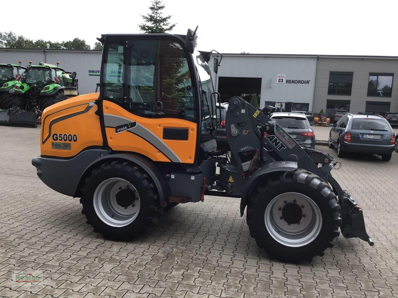GiANT G5000 - Gumikerekes homlokrakodó: 4 kép. GiANT G5000 - Gumikerekes homlokrakodó: 4 kép.