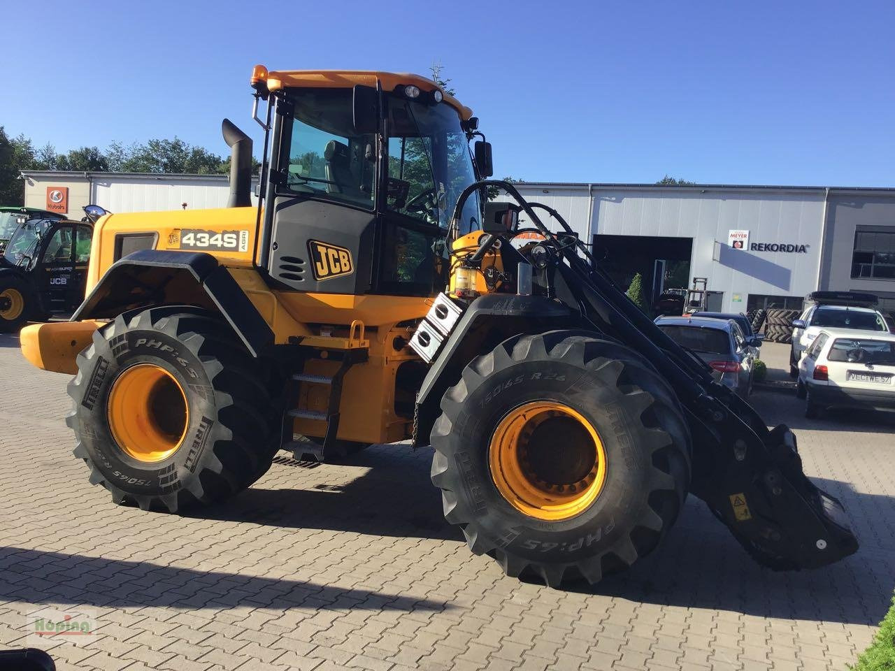 JCB 434S - Gumikerekes homlokrakodó: 5 kép. JCB 434S - Gumikerekes homlokrakodó: 5 kép.