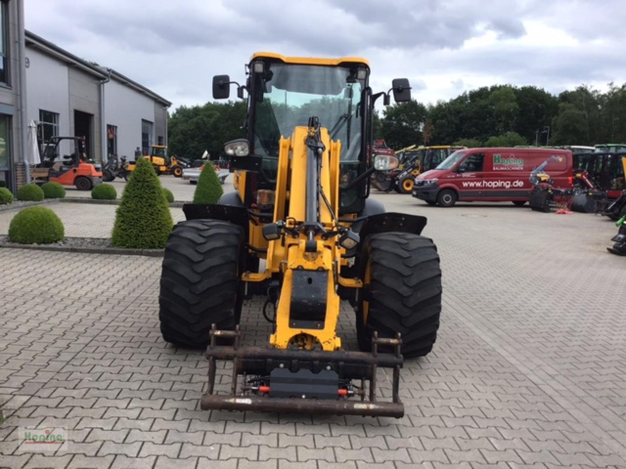 JCB TM 220 - Gumikerekes homlokrakodó: 3 kép. JCB TM 220 - Gumikerekes homlokrakodó: 3 kép.