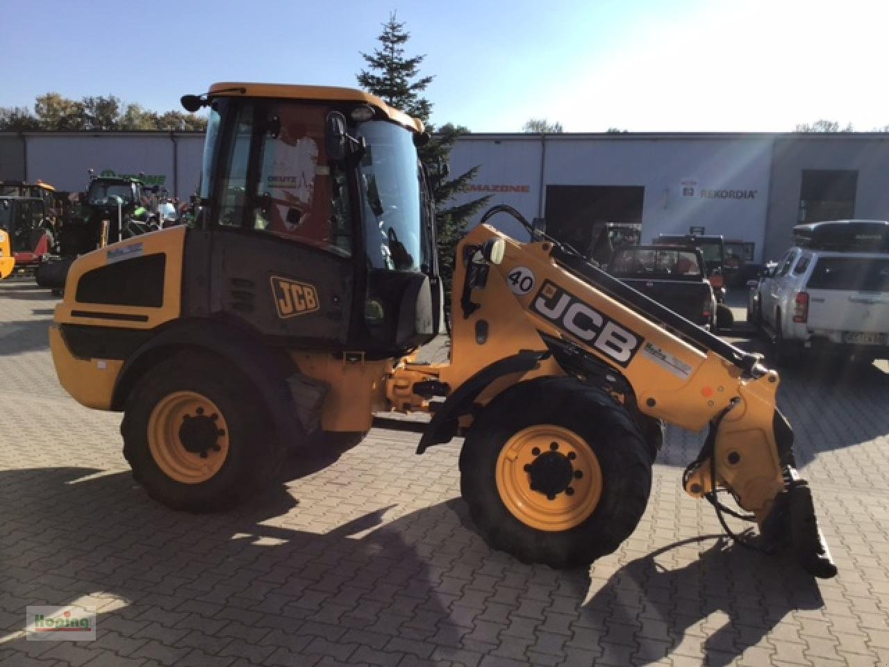 JCB TM220 - Gumikerekes homlokrakodó: 4 kép. JCB TM220 - Gumikerekes homlokrakodó: 4 kép.